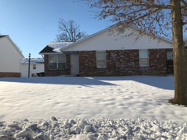 Building Photo - 2 Bedroom, 1.5 bathroom, 1 car garage Duplex Available!!!