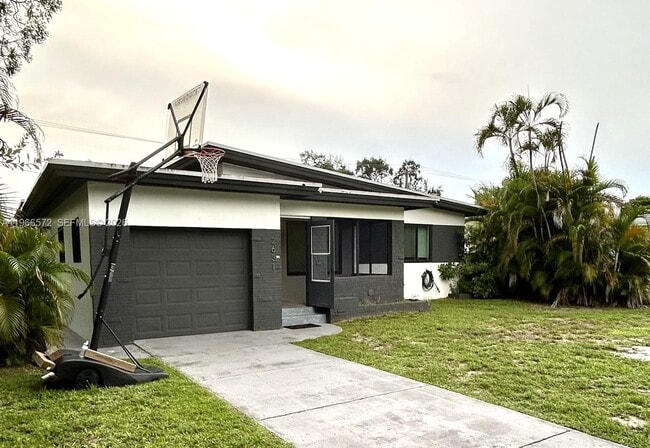 Building Photo - 2631 Roosevelt St