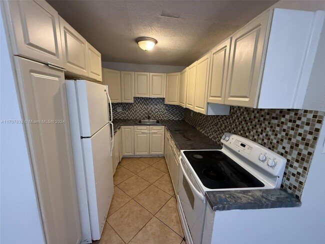 Photo - 1825 W 56th St Condominio Unidad 212