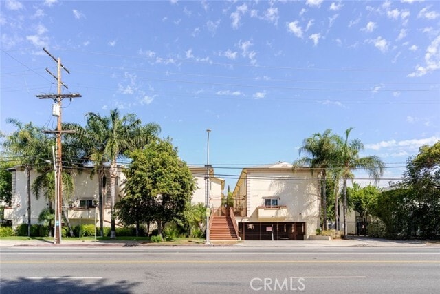 Building Photo - 15053 Victory Blvd Unit 5