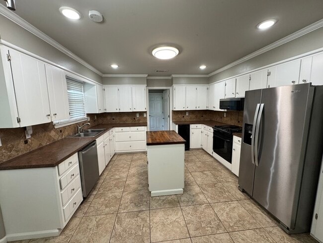 Photo - Nice 3 Bedroom 2.5 Bathroom Home on Large Lot in Sherwood