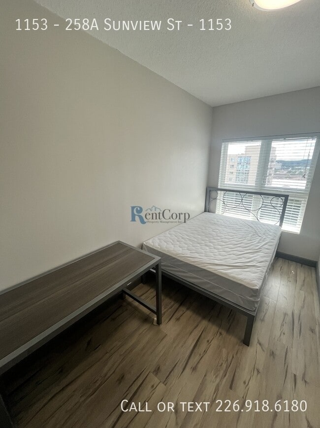 Photo - 258A-258A Sunview St