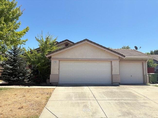Building Photo - Three Bedroom Galt Home!