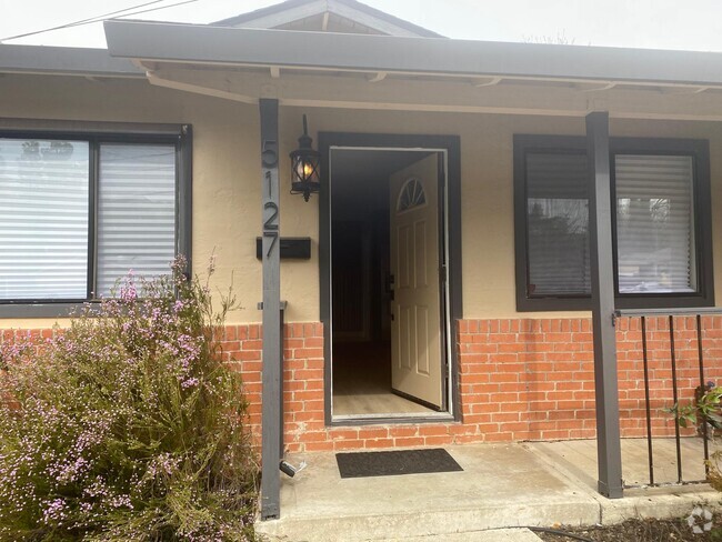 Building Photo - 5127 Red Oak Dr Rental