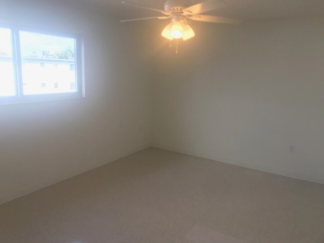 Bedroom - Tropical Pool