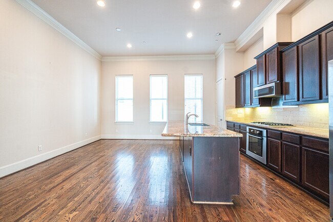 Photo - 1027 St Charles St