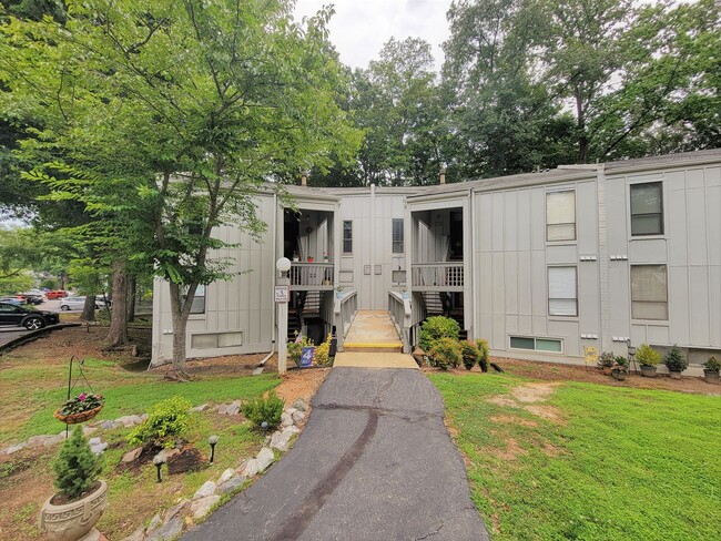 Building Photo - Remodeled 3 Bedroom 2 Bath Condo in Bon Air