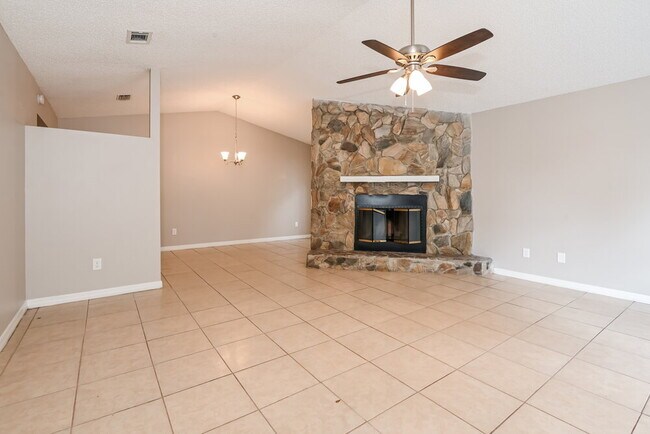 Photo - 1834 Manitoba Ct N