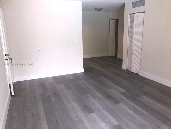 Photo - 10748 N Kendall Dr Unidad N-20