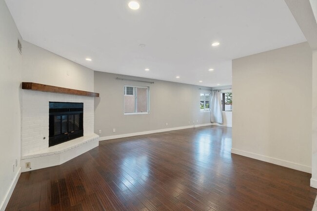 Photo - 1427 E 55th St