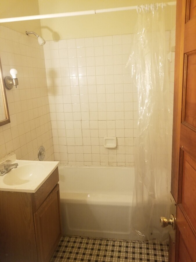 Bathrm - 3410 N 23rd St Unit Upper