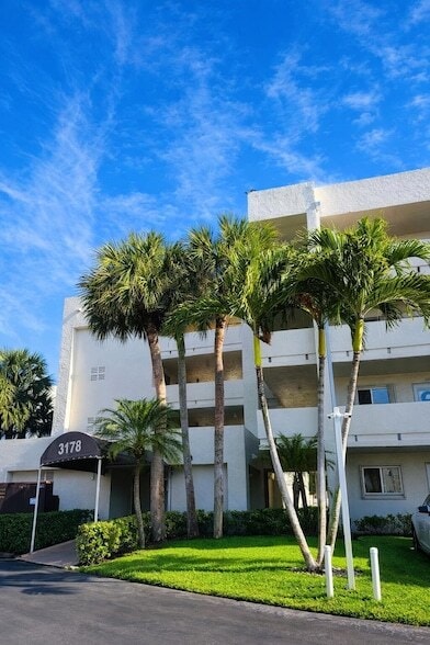 Building Photo - 3178 Via Poinciana Unit 3030