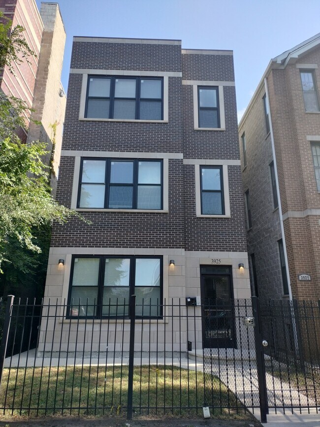 Building Photo - 3925 S Indiana Ave