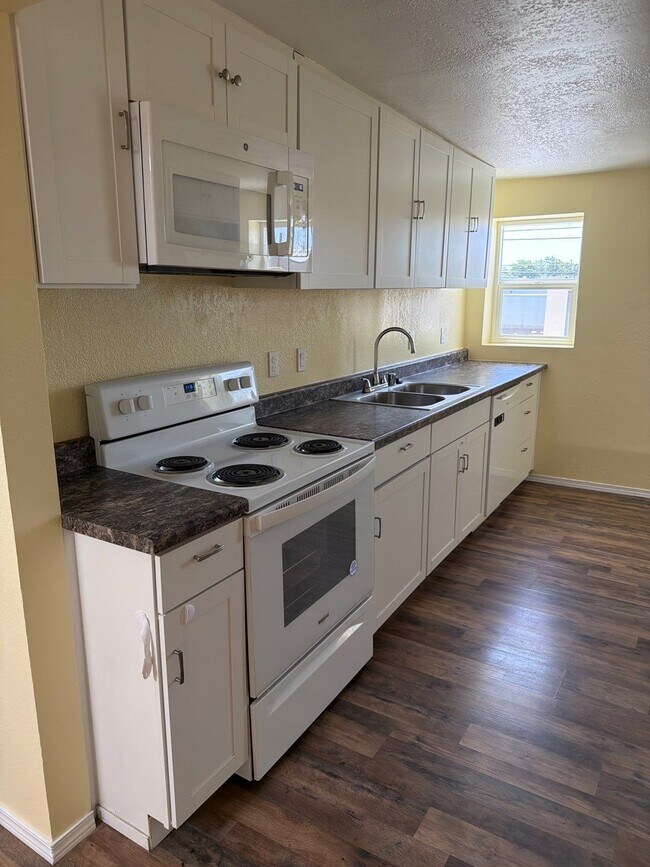 Kitchen with Microwave - Yakima River