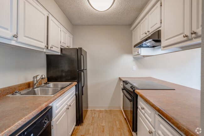 2 BR, 1 BA - 800 SF