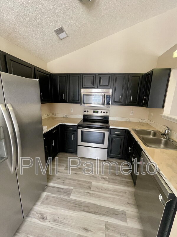 Photo - 221 Whixley Ln