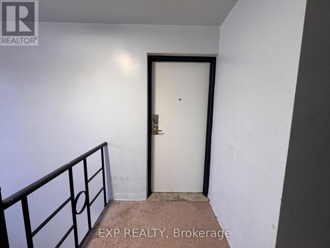 Photo - 256 Lakeshore Rd E Unit 1