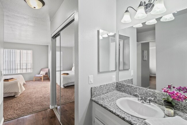 Villa Marseilles Apartments