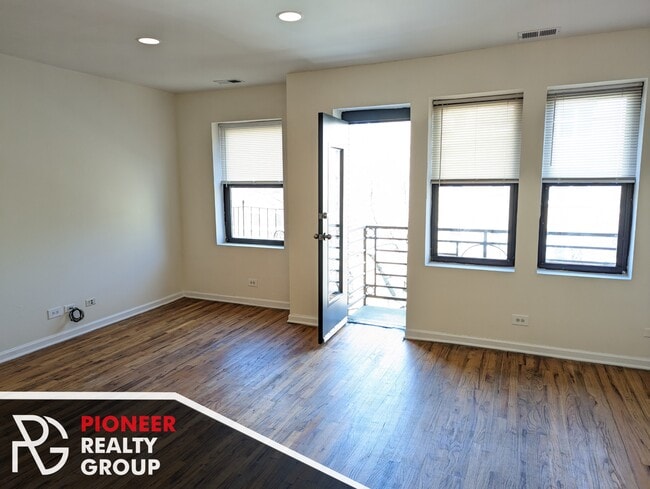 Photo - 914 W Dakin St Unit 402