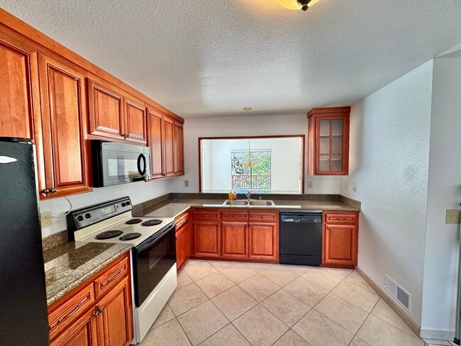 Photo - Charming 3-Bedroom, 2.5-Bathroom Condo in ...