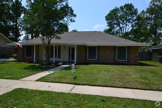 Building Photo - Three Bedroom Home with Fenced-In Yard in ...