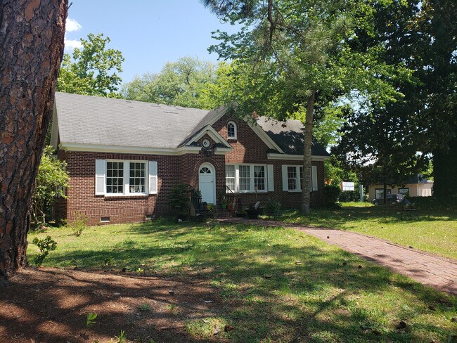 Photo - 102 N Oak St