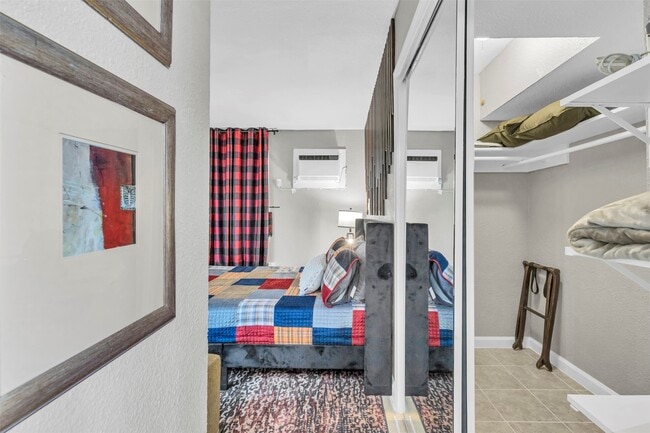 Building Photo - 1840 Richmond Ave. Unit 08