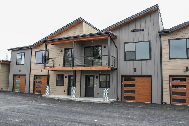 Building Photo - Whitefish townhouse for rent! 3 bed 2.5 ba...