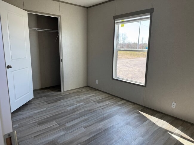 Photo - 580 Jessica Way