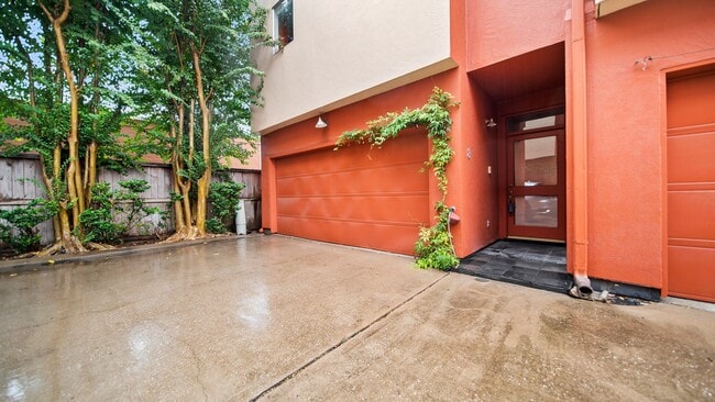 Building Photo - 2436 Bissonnet St Rental