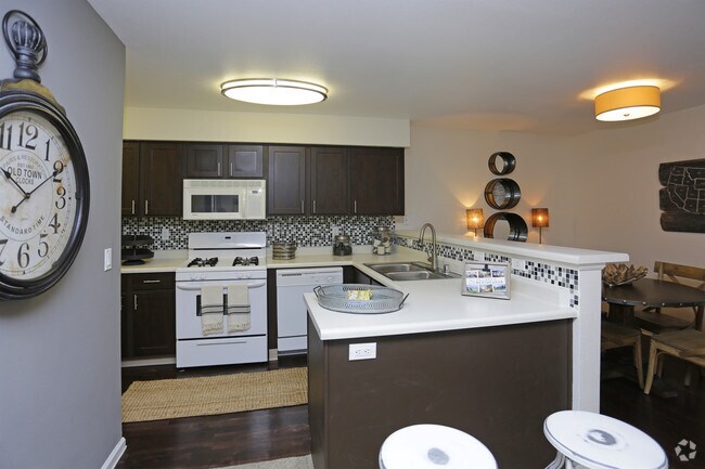 2BR, 2BA - Renovated - 1010 SF - Village at Westmeadow