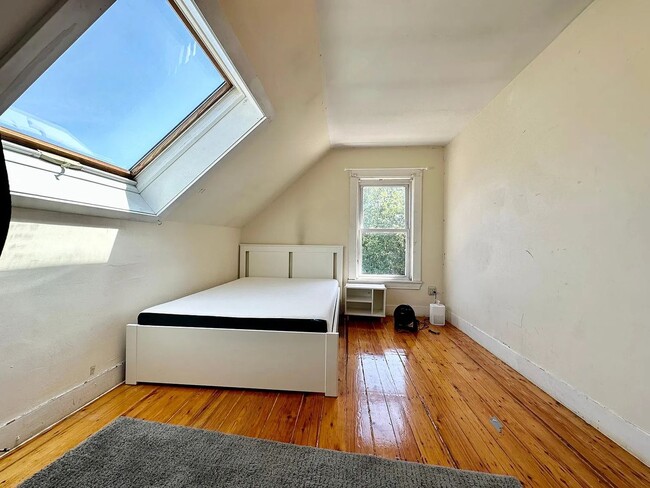 Building Photo - Large 8-Bed, 3.5 Bath House in Allston- Perfect for Students