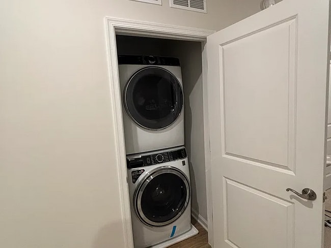 Photo - 3418 Chester Aly