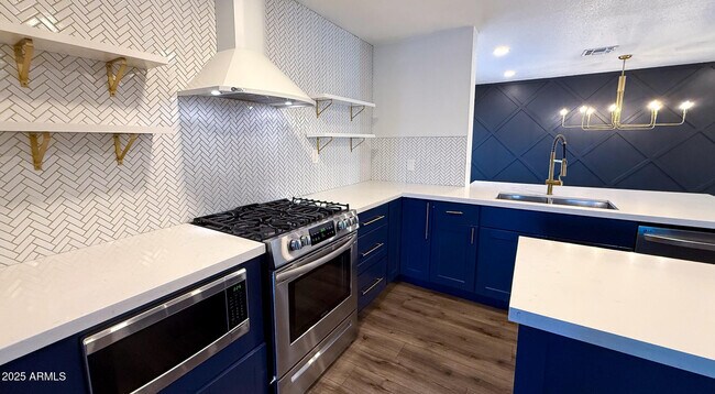Building Photo - 1348 W 15th St Rental