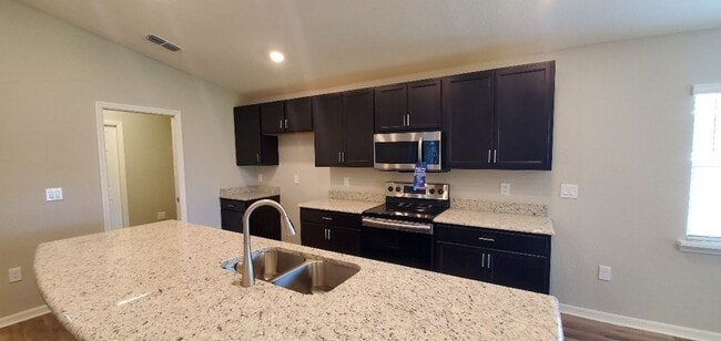 Photo - Beautiful 4-Bedroom, 2-Bathroom in Lakeland