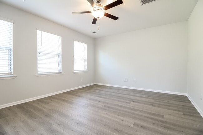 Photo - 313 Woodgate Wy