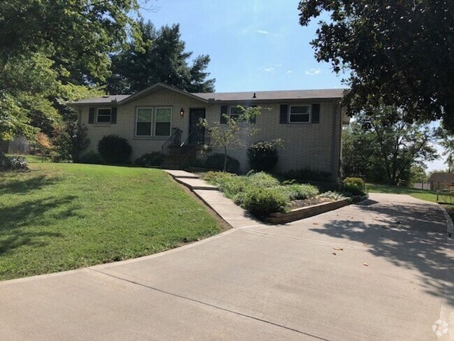 Building Photo - Great Location Wilson Co Schools Rental