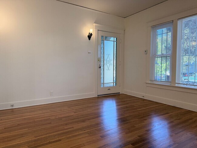 1842 - 1844 1/2 N. Mariposa Avenue