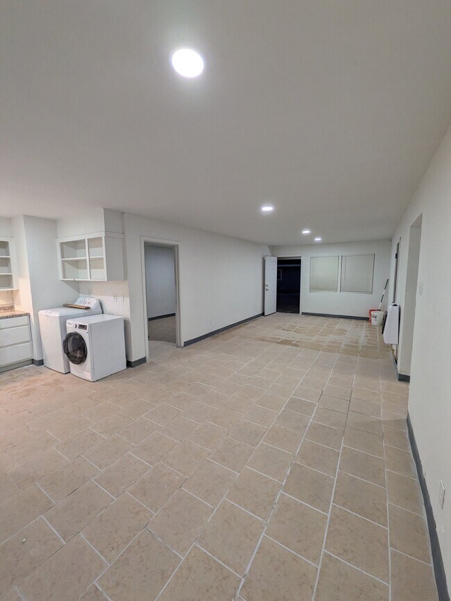 1726 E Dartmouth St Unit B