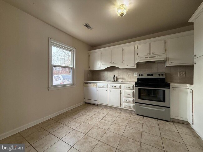 Photo - 405 Olde Greenwich Cir