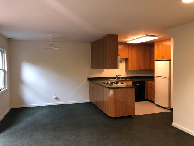 Photo - COMING SOON-Spacious 5bdr/3bath units available for a lease ending May 30. Building is located at... Unit D