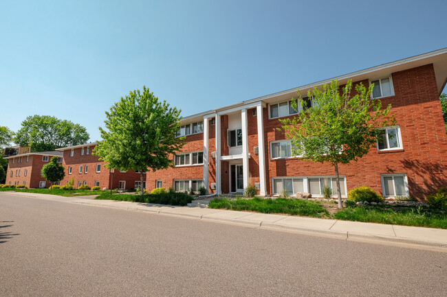 Hiawatha Court - Hiawatha Court Apartments