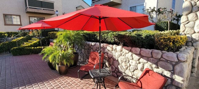 Área de descanso en el jardín de Northwood Apartments en Upland, California.