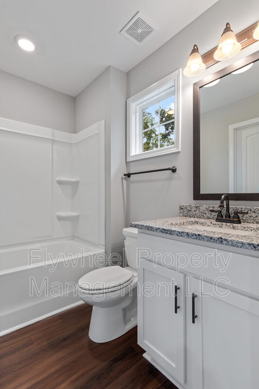 Photo - 2645a Bell St