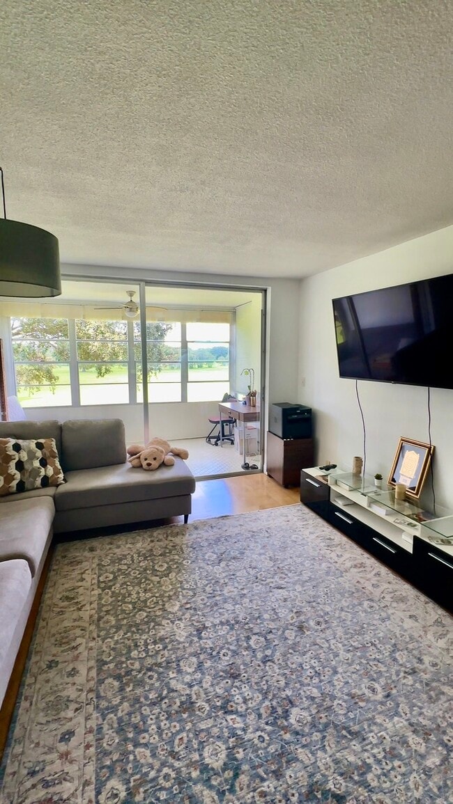 Sala de estar - 2651 S Course Dr