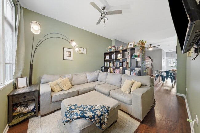 Photo - 437 W 44th Pl
