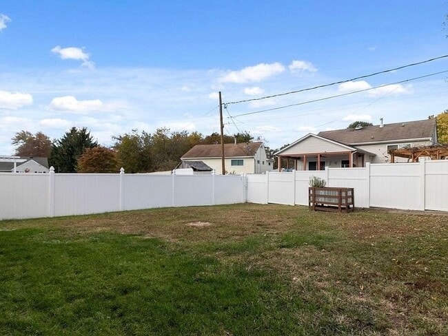 526 Newfield Rd