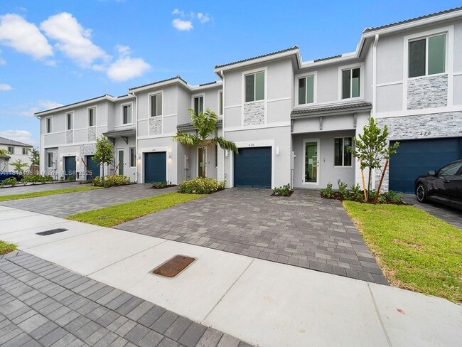 Photo - 676 SE 14th St Townhome