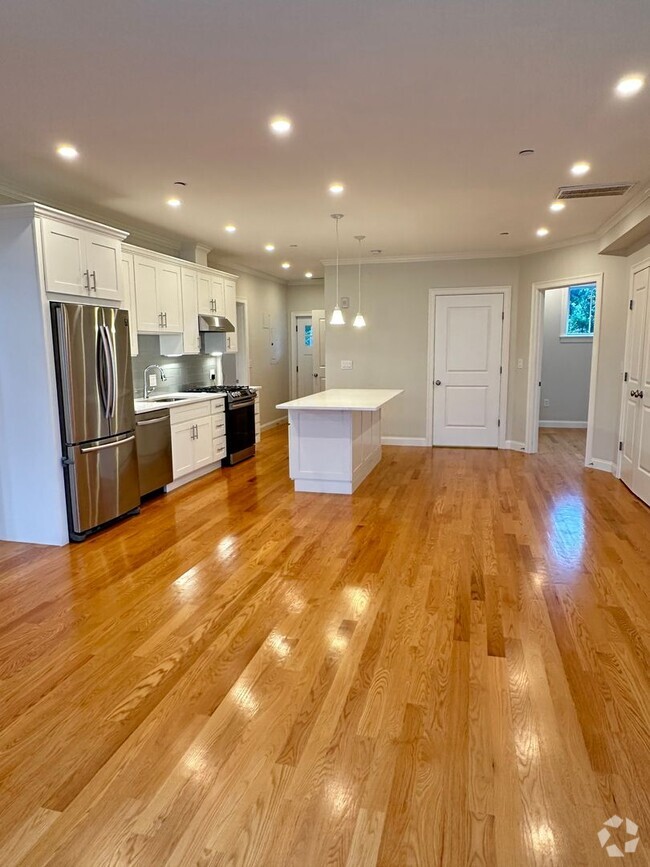Building Photo - Jaw-dropping 3bed/3bath with 2 parking spo... Rental
