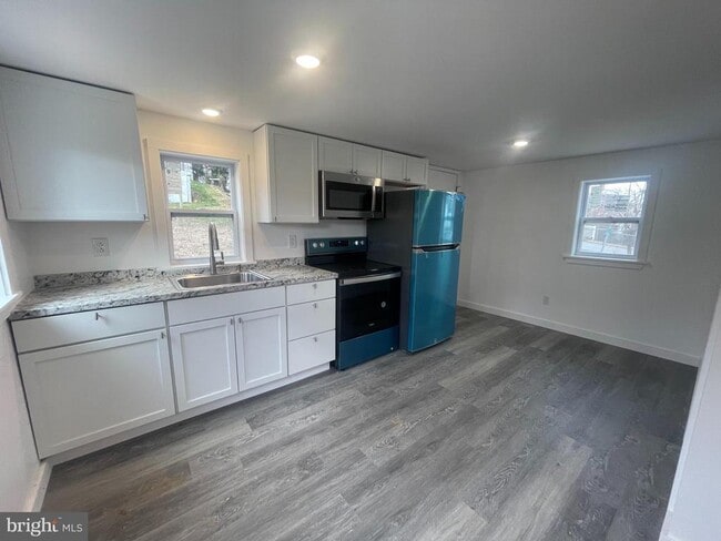 Photo - 25 W 33rd St